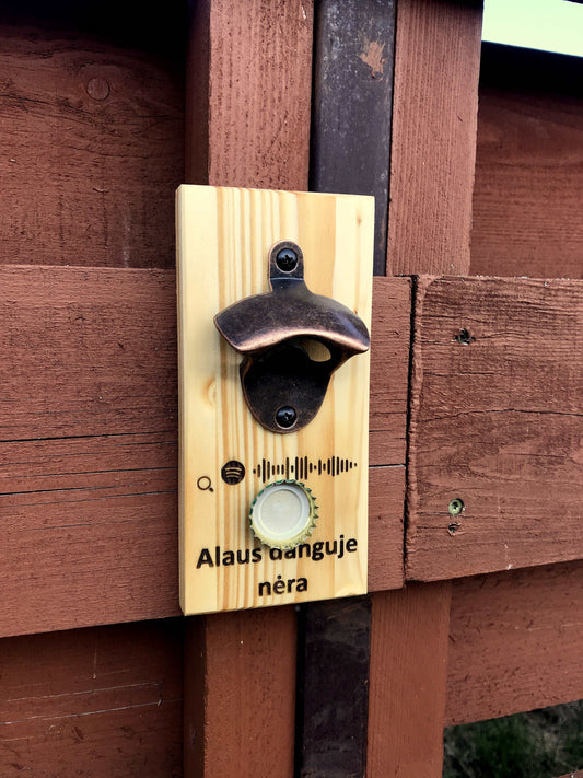 Pakabinamas interaktyvus magnetinis alaus atidarytuvas